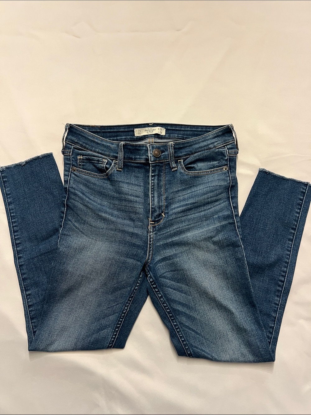 Abercrombie & Fitch Women's Skinny Jeans in Medium Blue  Size 26W 29L
